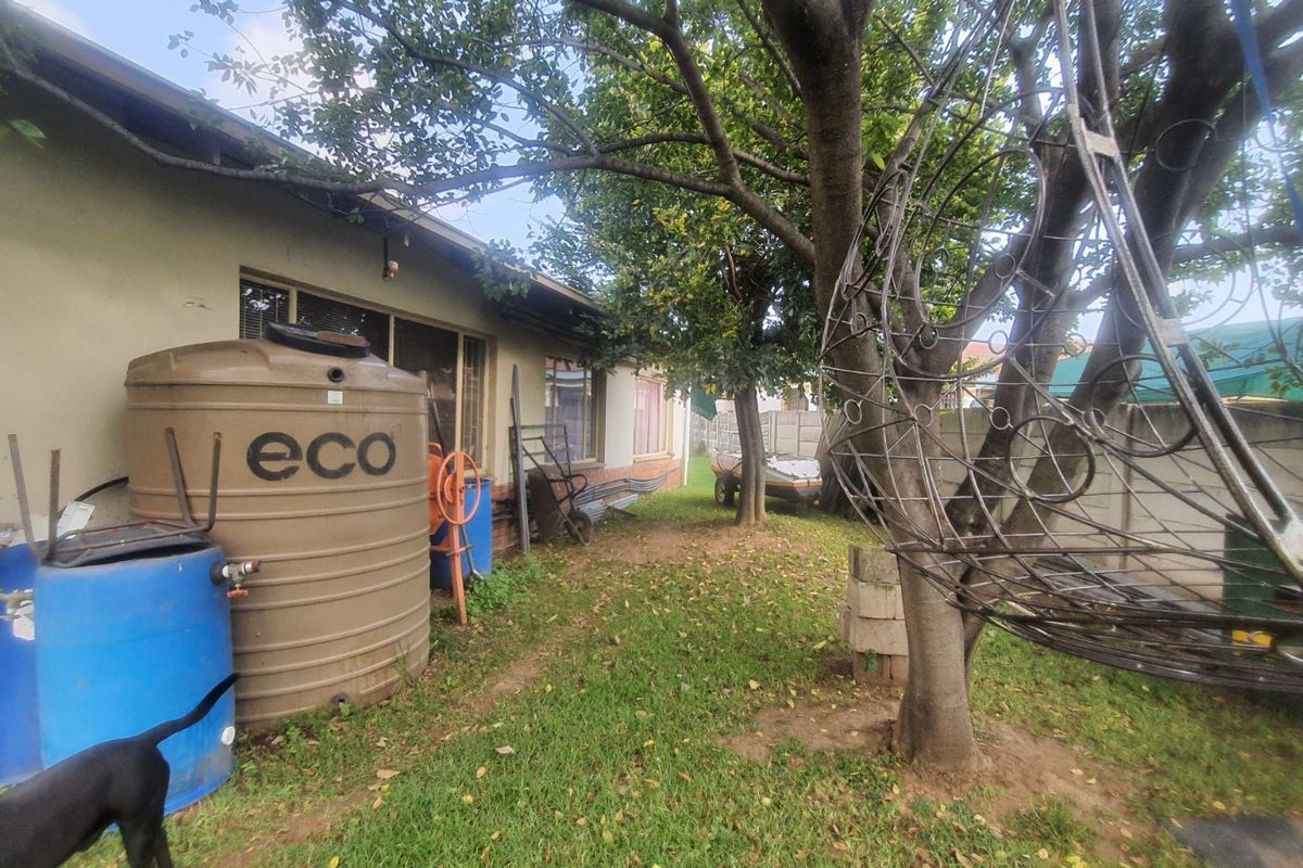 Solid Starter in Arbor Park – Space, Parking & Great Potential - Photo 2