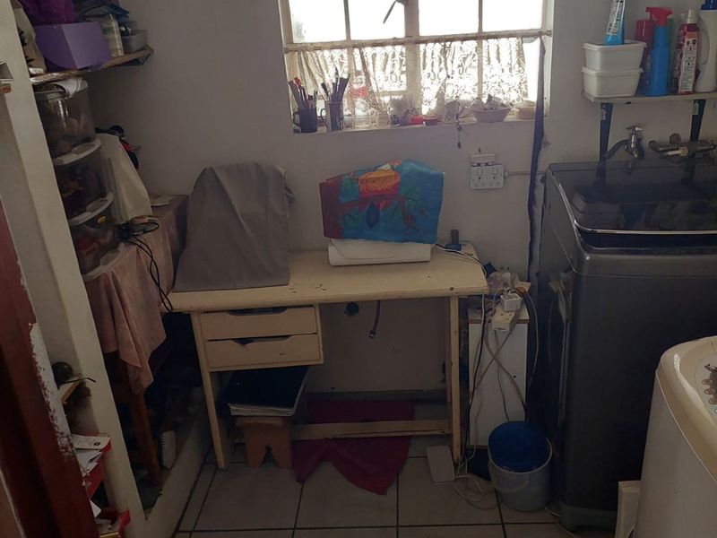 Solid Starter in Arbor Park – Space, Parking & Great Potential - Photo 9