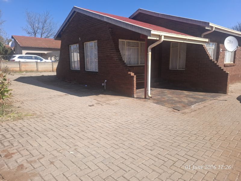 Peaceful Living in a Prime Lenville Location - Photo 2