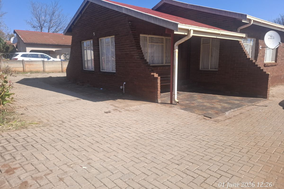 Peaceful Living in a Prime Lenville Location - Photo 2