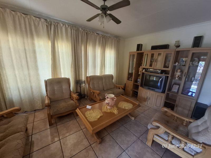 Peaceful Living in a Prime Lenville Location - Photo 4