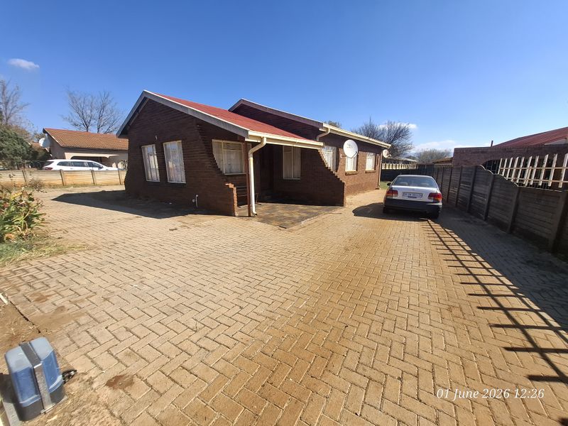 Peaceful Living in a Prime Lenville Location - Photo 3