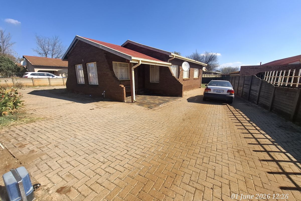 Peaceful Living in a Prime Lenville Location - Photo 3