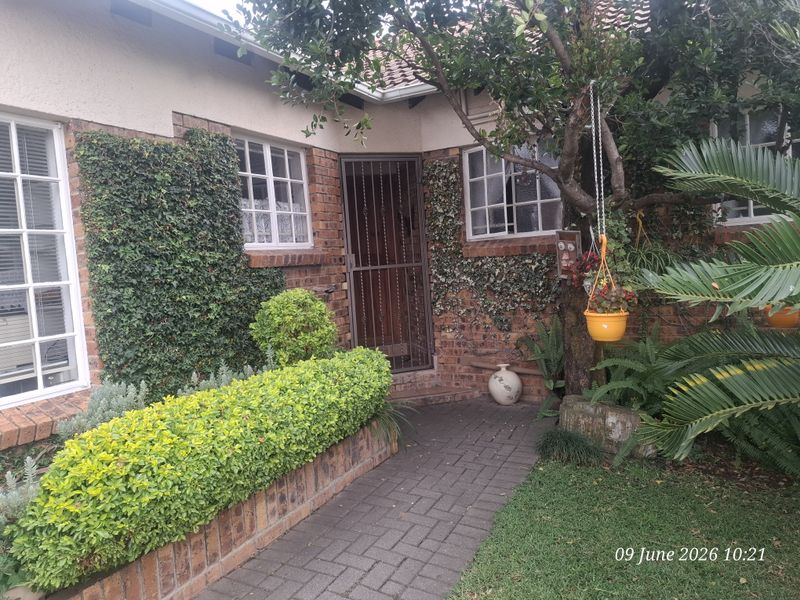 Secure, Spacious & Surprisingly Versatile – A Hidden Gem in Upper Pioneer Park - Photo 1