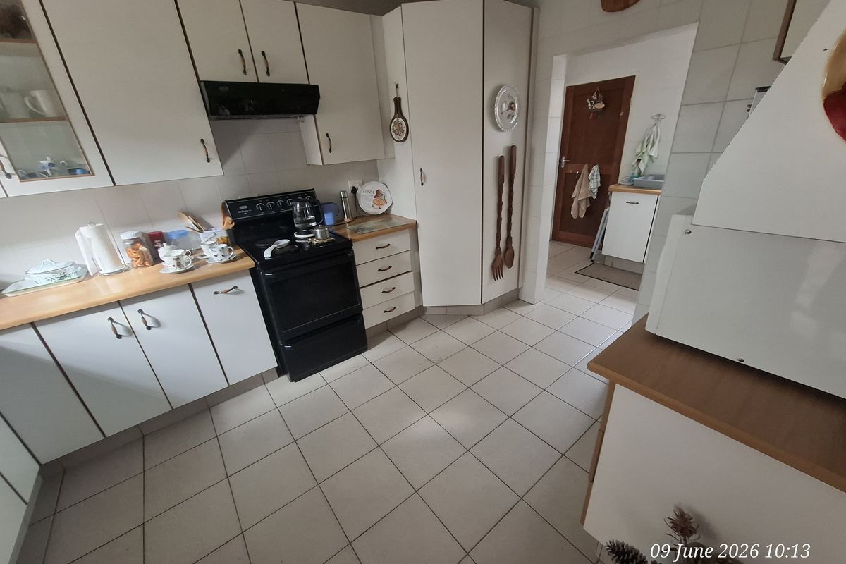 Secure, Spacious & Surprisingly Versatile – A Hidden Gem in Upper Pioneer Park - Photo 5