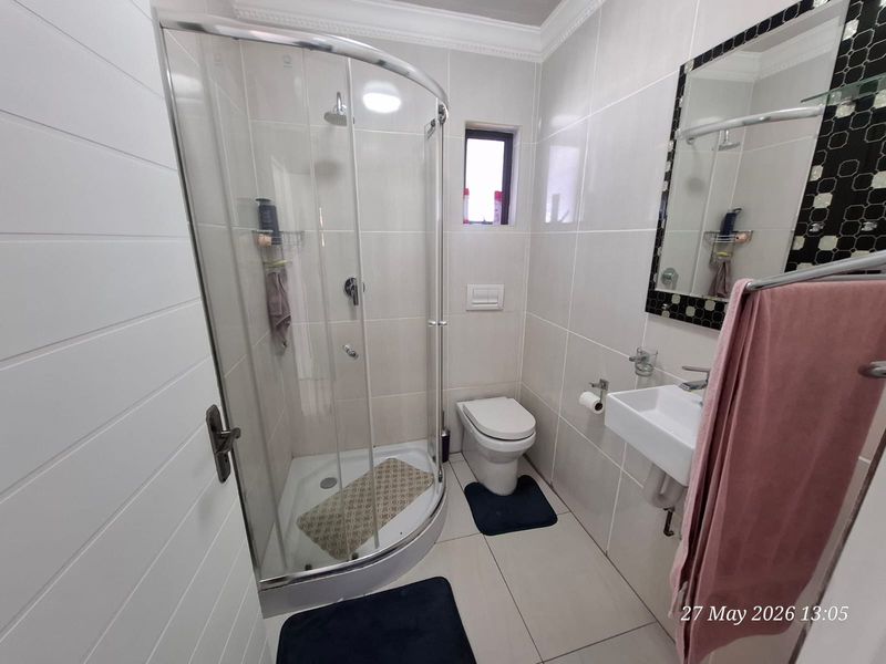 5 Bedroom Family House For Sale in Amiel Park - Photo 9