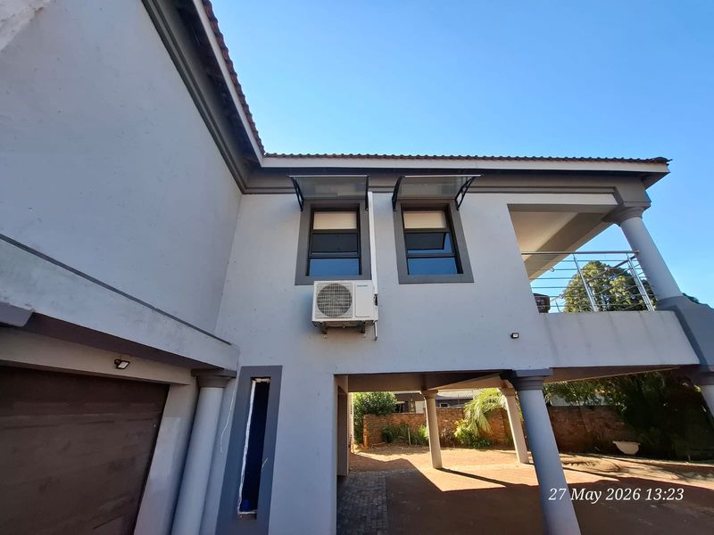 5 Bedroom Family House For Sale in Amiel Park - Photo 3