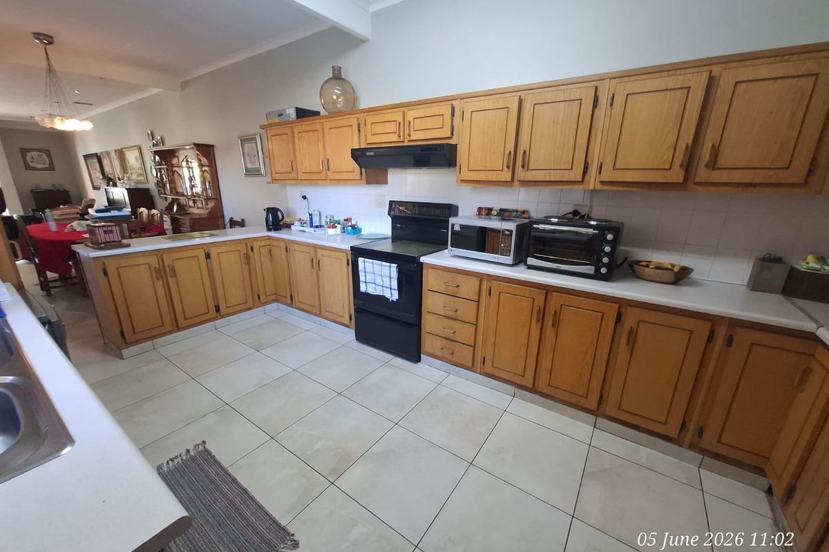 3 Bedroom Townhouse For Sale in Hutten Heights - Photo 5