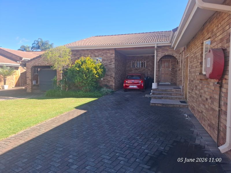 3 Bedroom Townhouse For Sale in Hutten Heights - Photo 3