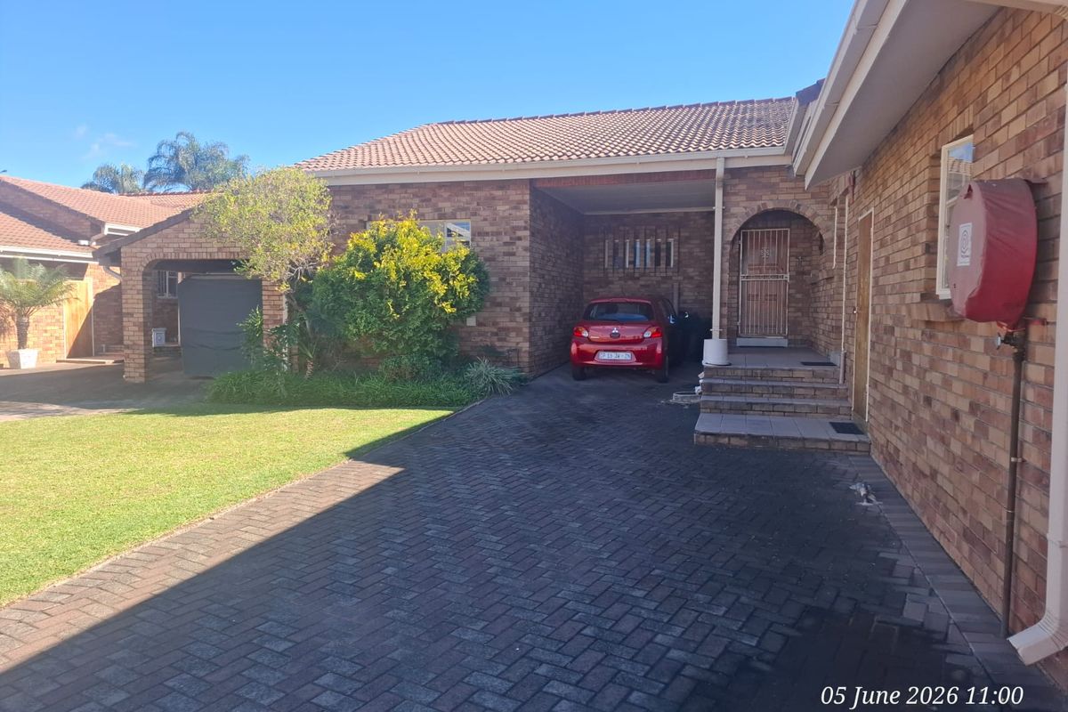3 Bedroom Townhouse For Sale in Hutten Heights - Photo 3