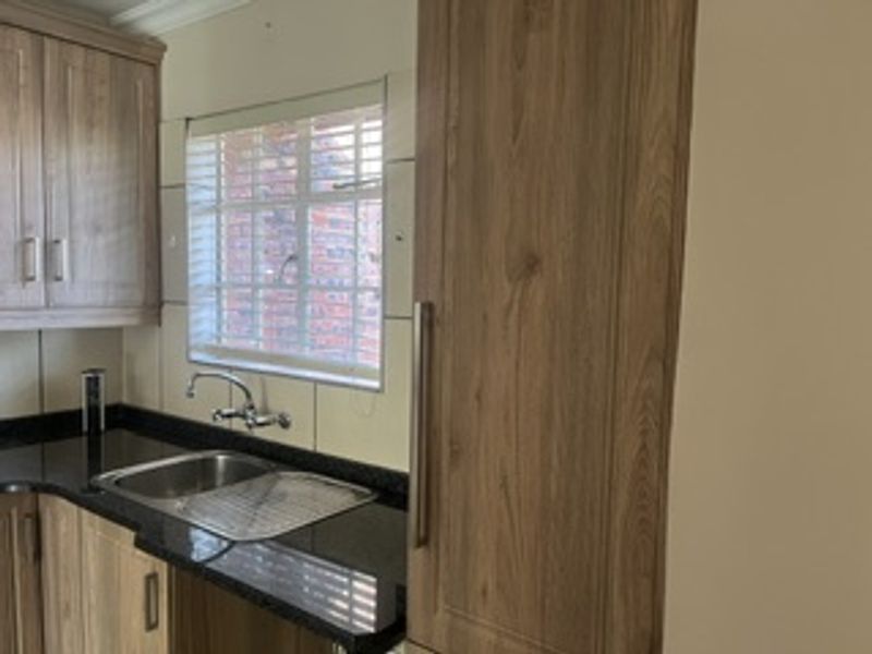 Modern 1 Bedroom Retirement Flat For Sale - Photo 7