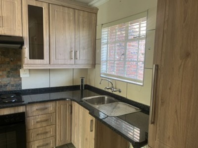 Modern 1 Bedroom Retirement Flat For Sale - Photo 6