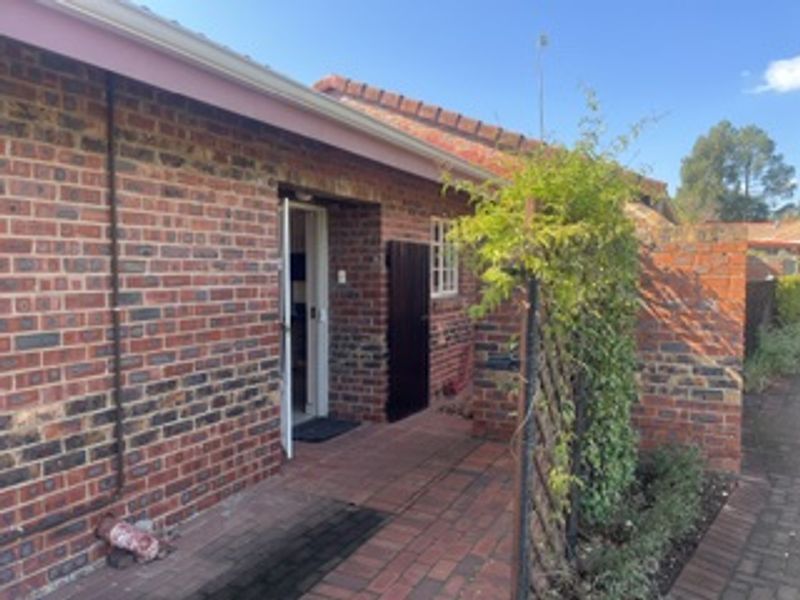 Modern 1 Bedroom Retirement Flat For Sale - Photo 2