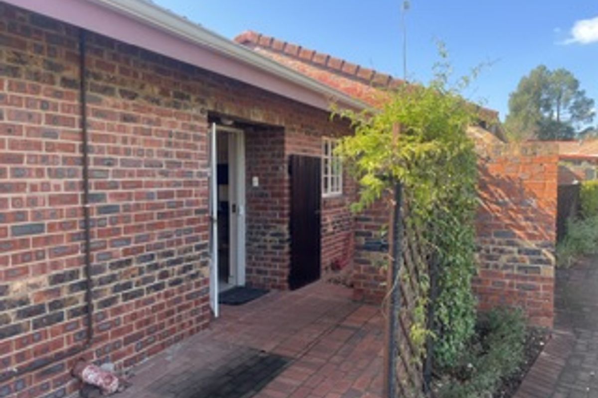 Modern 1 Bedroom Retirement Flat For Sale - Photo 2