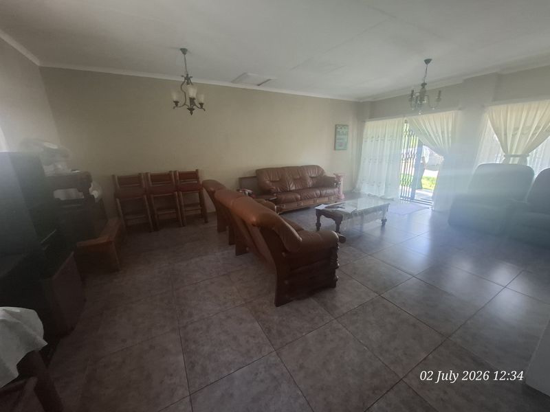 Spacious 4-Bedroom Family Home with Granny Flat to Rent in Schuinshoogte - Photo 9