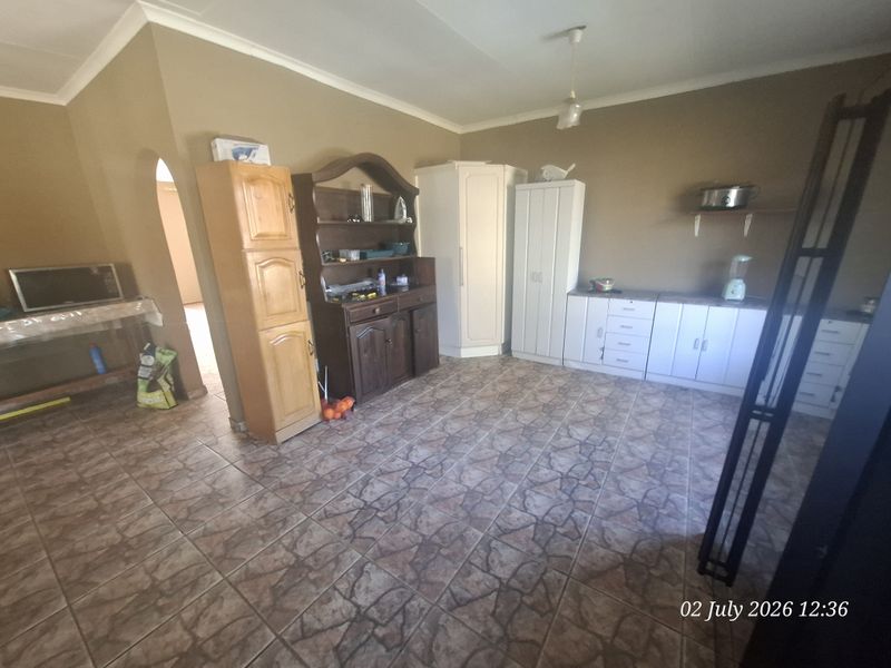 Spacious 4-Bedroom Family Home with Granny Flat to Rent in Schuinshoogte - Photo 10