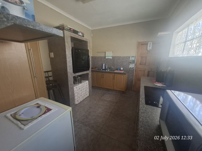 Spacious 4-Bedroom Family Home with Granny Flat to Rent in Schuinshoogte - Photo 8