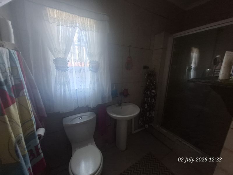 Spacious 4-Bedroom Family Home with Granny Flat to Rent in Schuinshoogte - Photo 6
