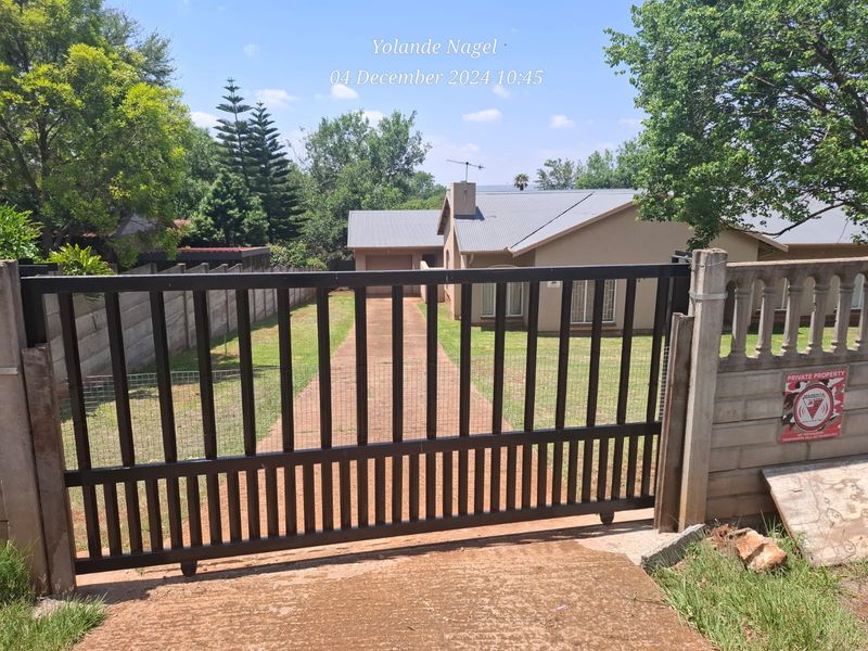 Sunny Ridge – Comfortable Family Home with a Spacious Yard - Photo 1