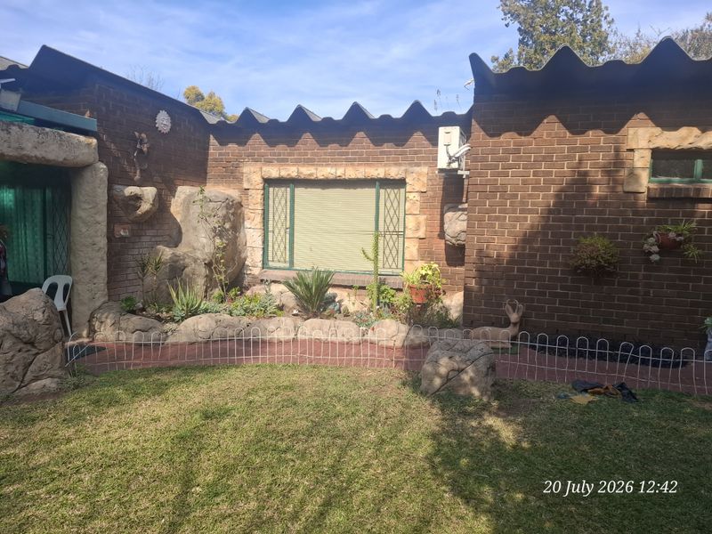 Spacious Family Home with Fantastic Entertainment Area in Pioneer Park - Photo 2