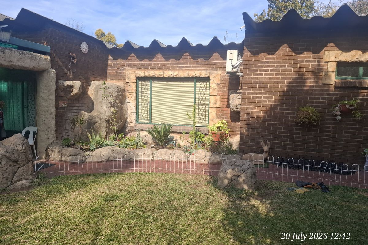 Spacious Family Home with Fantastic Entertainment Area in Pioneer Park - Photo 2
