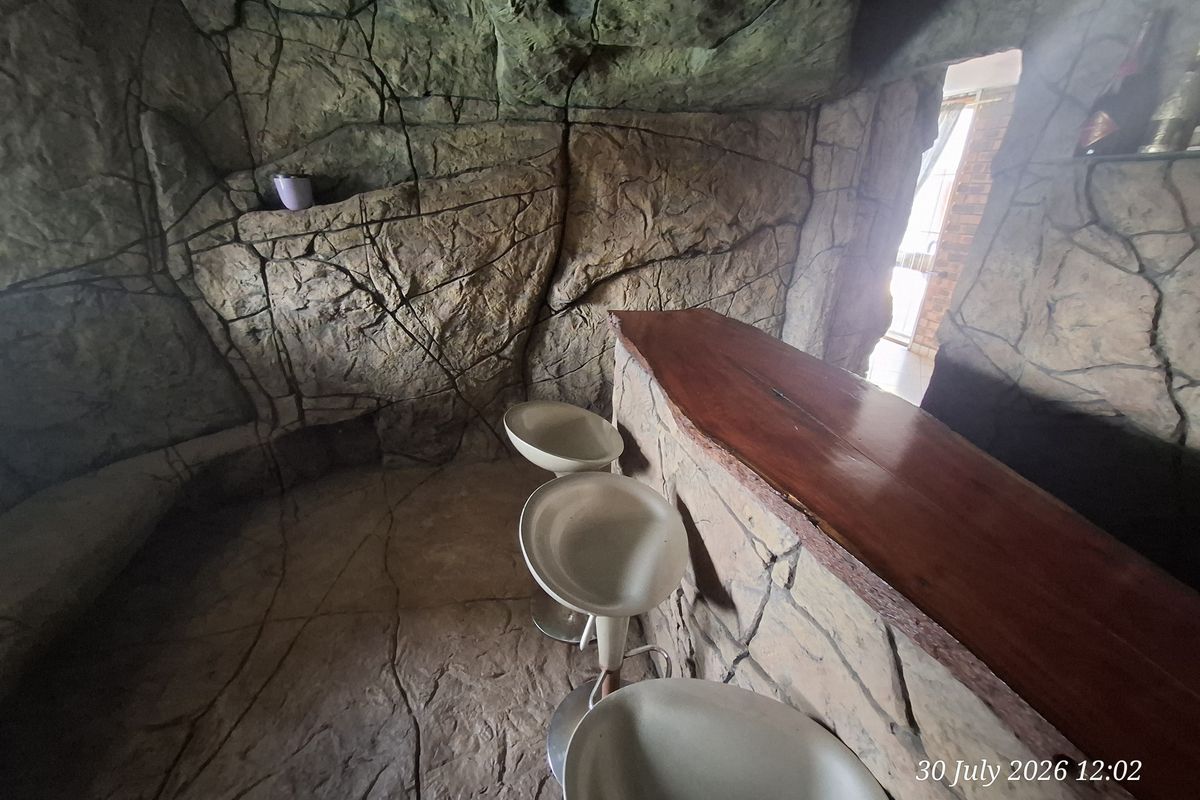 Your Dream Rental Awaits – Stunning 4 Bedroom Home with Pool and Lapa - Photo 4