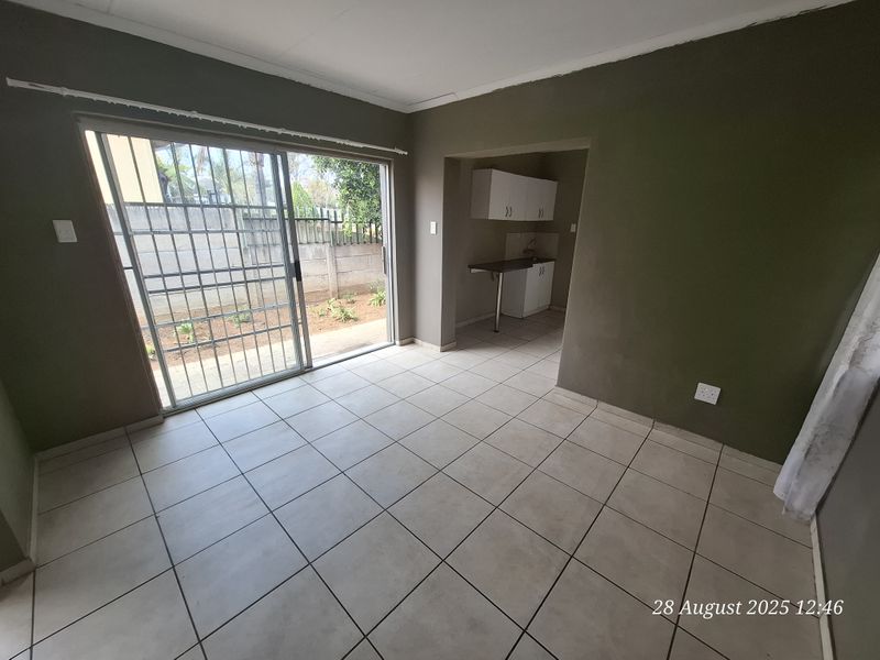 Neat, Pet-Friendly Granny Flat Close to Drakensberg Primary - Photo 4