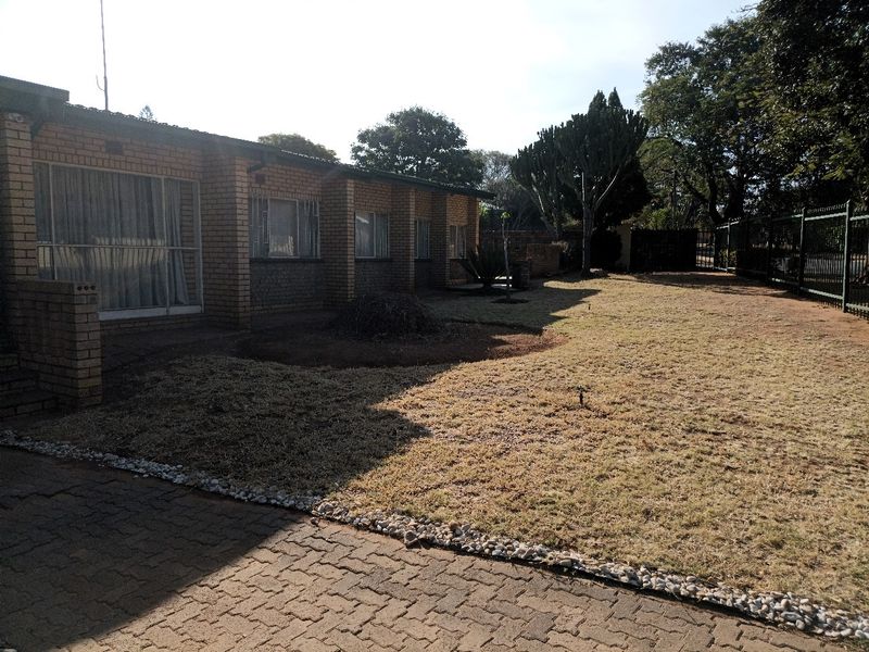 Lavish family living 5-bedroom Home - Photo 3