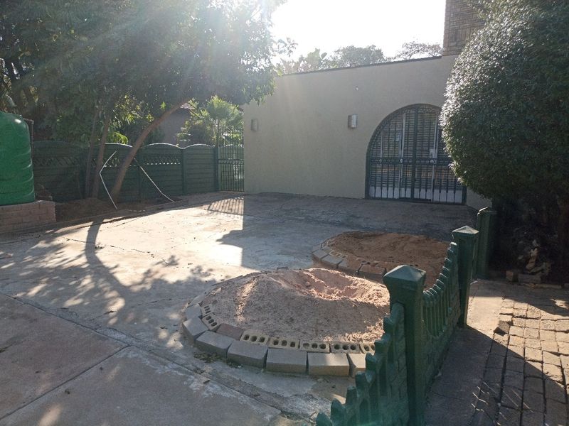 Lavish family living 5-bedroom Home - Photo 10