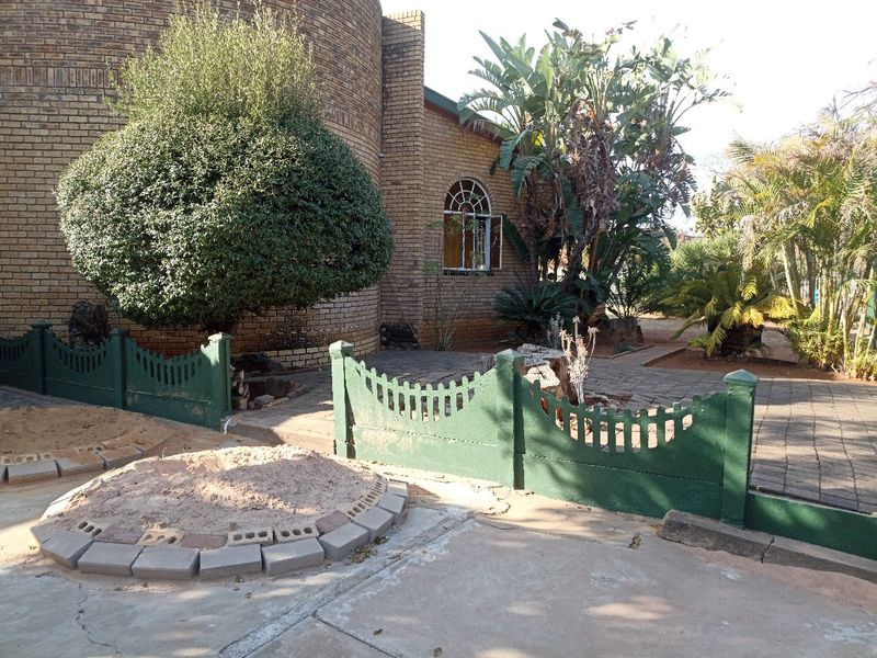 Lavish family living 5-bedroom Home - Photo 9