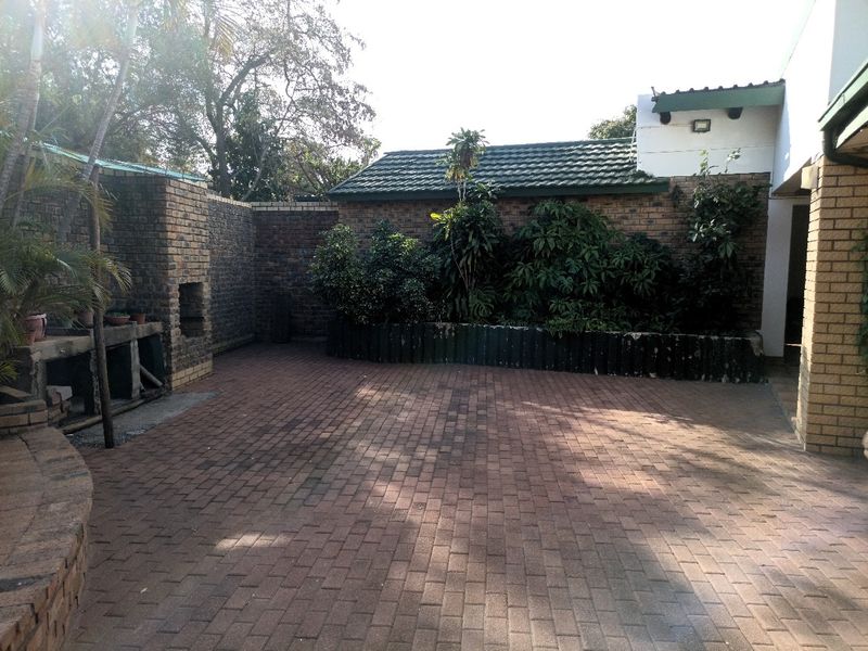 Lavish family living 5-bedroom Home - Photo 8