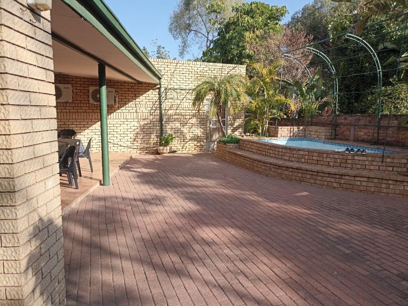 Lavish family living 5-bedroom Home - Photo 7