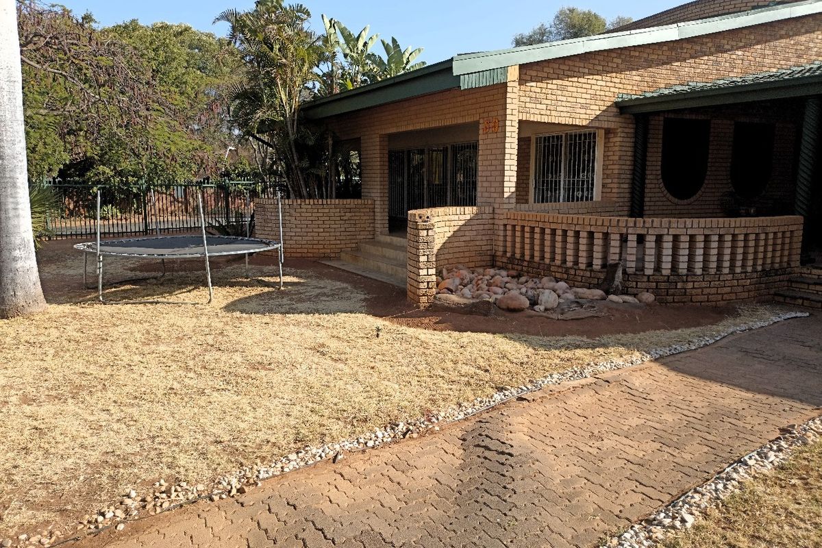 Lavish family living 5-bedroom Home - Photo 4