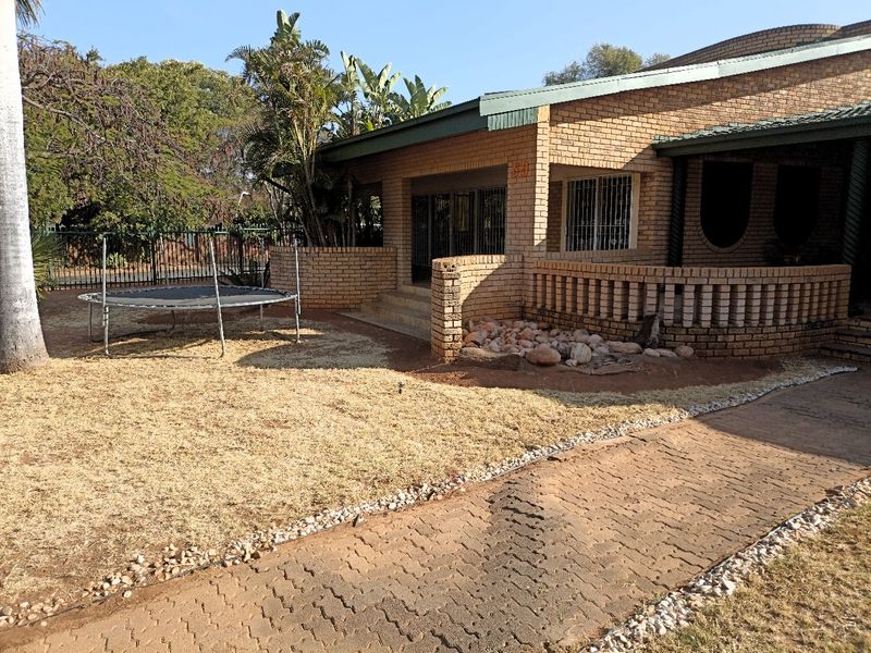 Lavish family living 5-bedroom Home - Photo 4