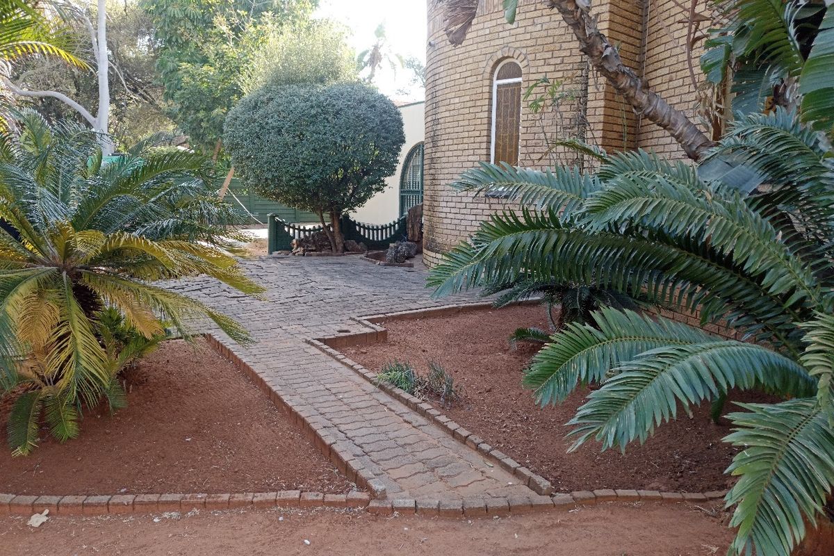 Lavish family living 5-bedroom Home - Photo 2