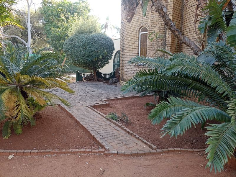 Lavish family living 5-bedroom Home - Photo 2