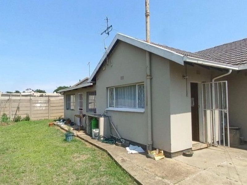 House For Sale In Benoni - Photo 2