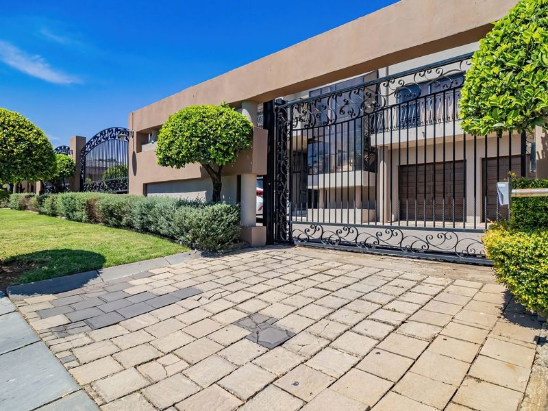 EXCEPTIONAL 9-BEDROOM RESIDENCE IN FARRARMERE - Photo 3