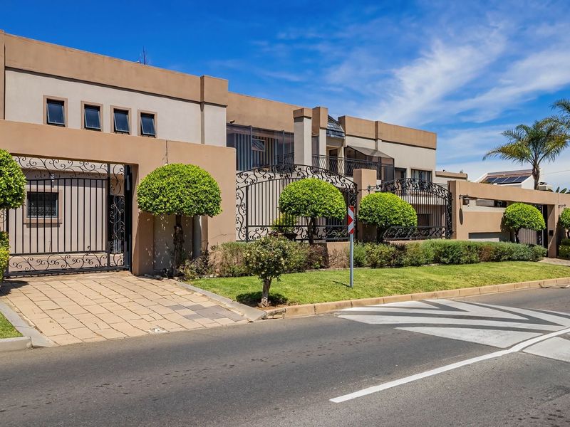 EXCEPTIONAL 9-BEDROOM RESIDENCE IN FARRARMERE - Photo 2