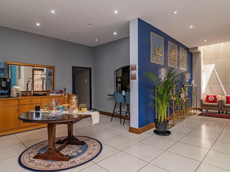 EXCEPTIONAL 9-BEDROOM RESIDENCE IN FARRARMERE - Photo 5