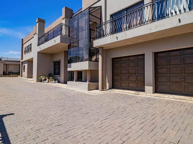 EXCEPTIONAL 9-BEDROOM RESIDENCE IN FARRARMERE - Photo 4