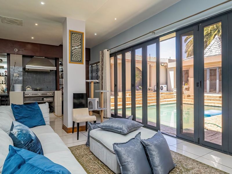EXCEPTIONAL 9-BEDROOM RESIDENCE IN FARRARMERE - Photo 10