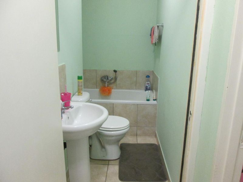 Modern Two-Bedroom First-Floor Apartment in Witfield - Photo 7