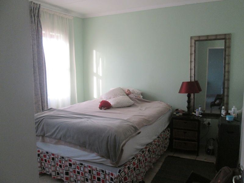 Modern Two-Bedroom First-Floor Apartment in Witfield - Photo 4