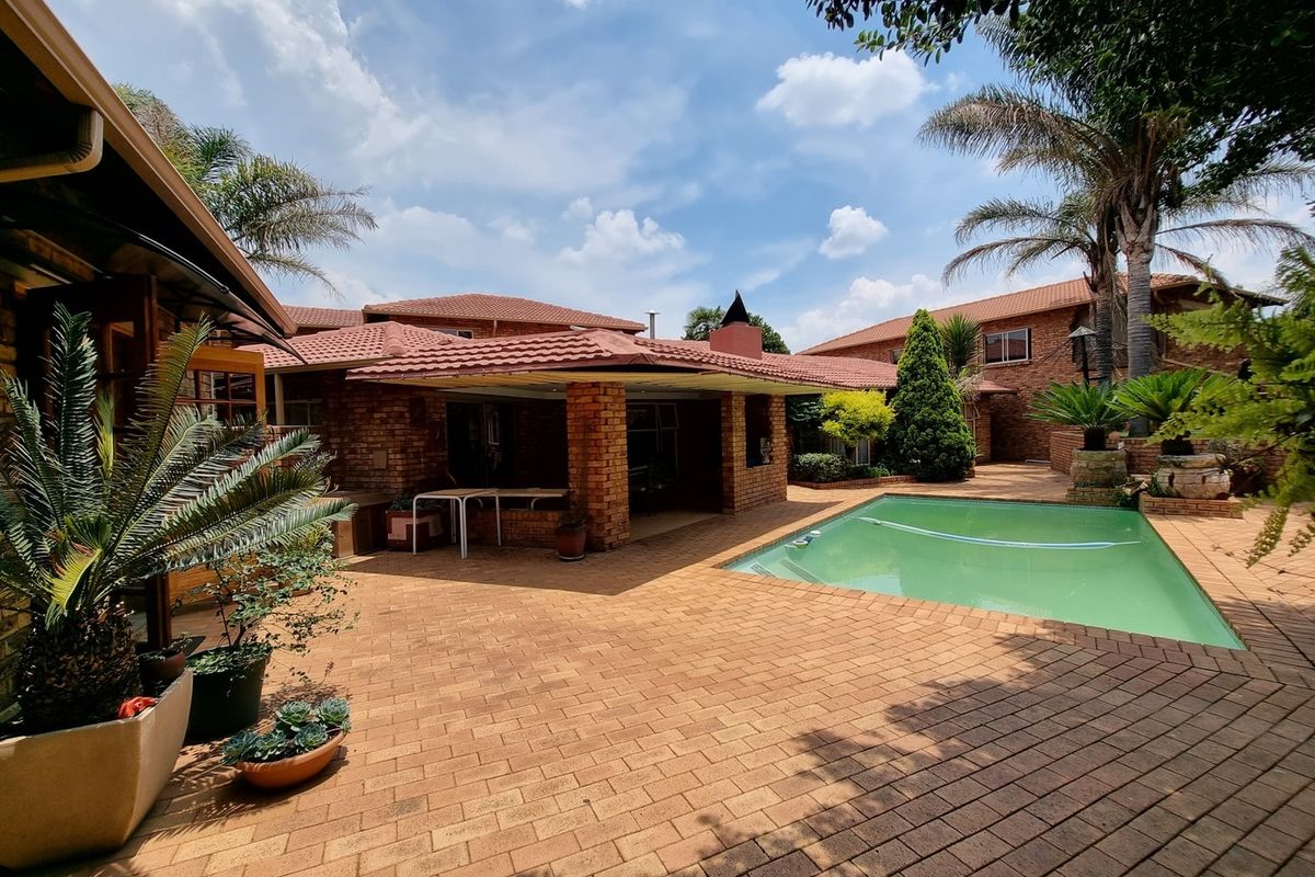 Spacious Multi-Home Property with Endless Potential – Ideal for Big Families or Savvy Investors! - Photo 2