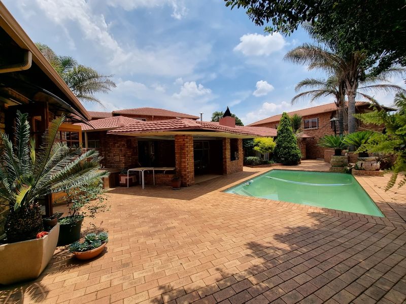 Spacious Multi-Home Property with Endless Potential – Ideal for Big Families or Savvy Investors! - Photo 2