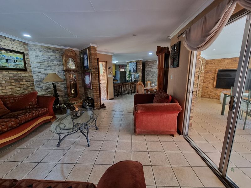 Spacious Multi-Home Property with Endless Potential – Ideal for Big Families or Savvy Investors! - Photo 8