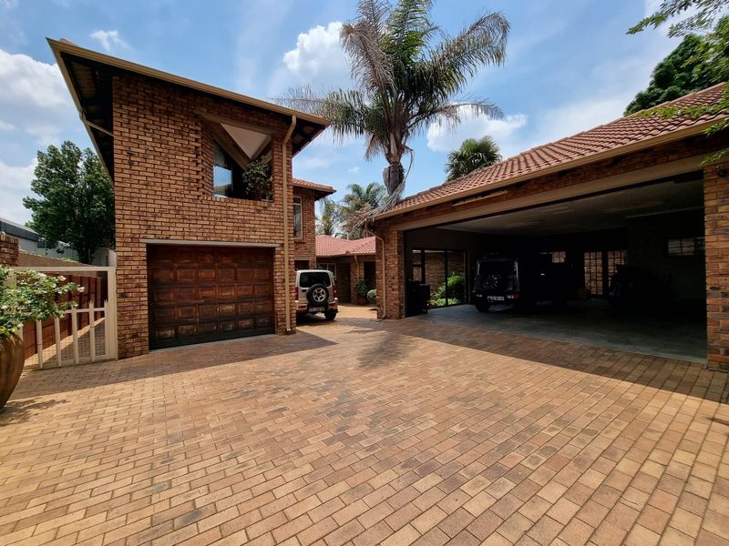 Spacious Multi-Home Property with Endless Potential – Ideal for Big Families or Savvy Investors! - Photo 3