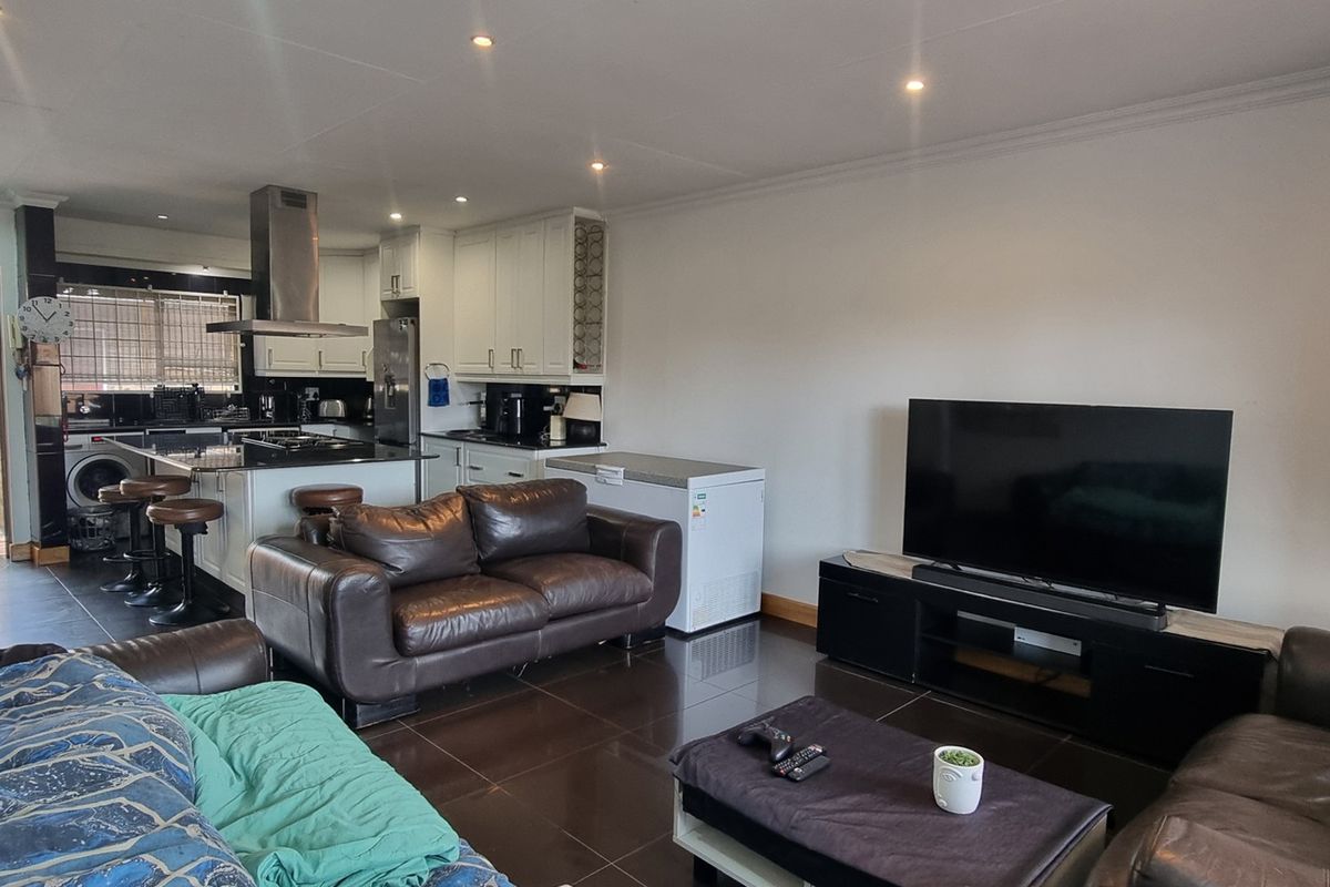 Perfect Starter Home in a Secure Complex! - Photo 3