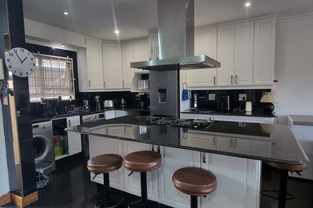 Perfect Starter Home in a Secure Complex! - Photo 4